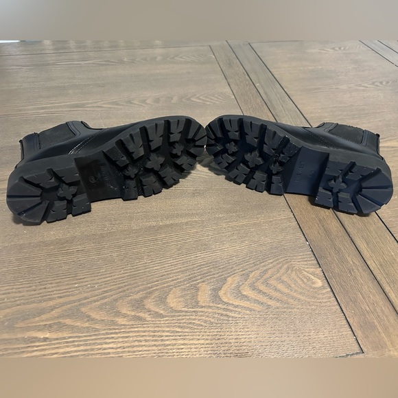 Like New Black Nine West Chelsea Boot - Picture 4 of 5